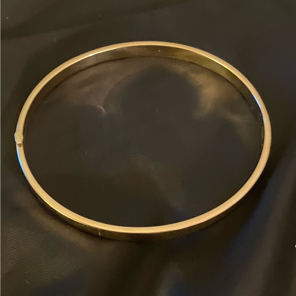 Beautiful marked 14k gold Costa Rica gold bangle bracelet.